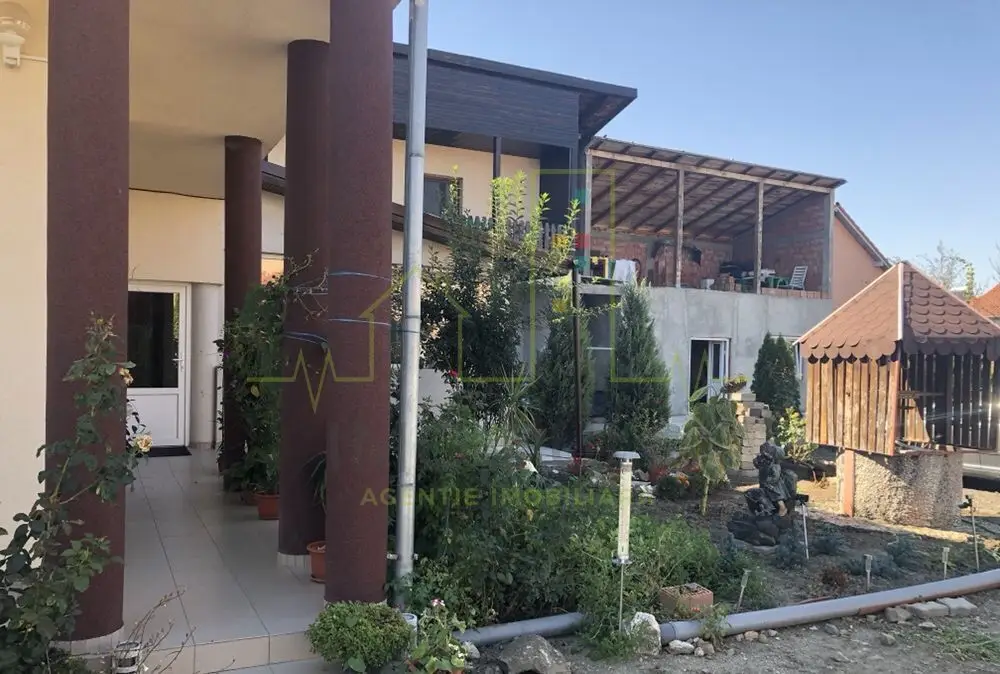 Casa individuala in Utvin, spatioasa, teren generos