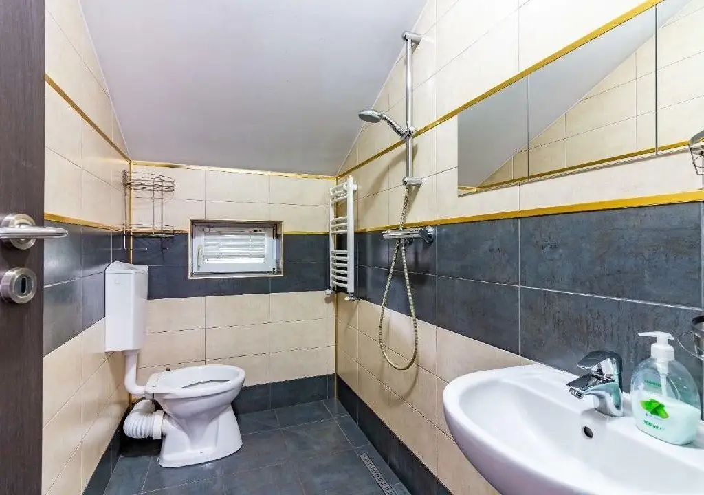 Casa individuala sector 5, strada dantelei, 500 m2 curte