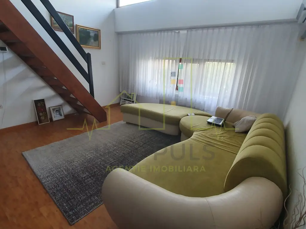 Apartament pe doua nivele cu scara interioara