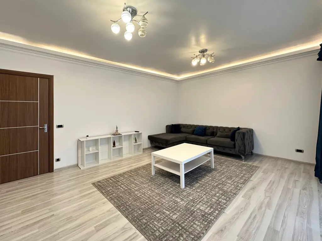 Vând apartament 3 camere 3 minute de Coresi complex ISARAN
