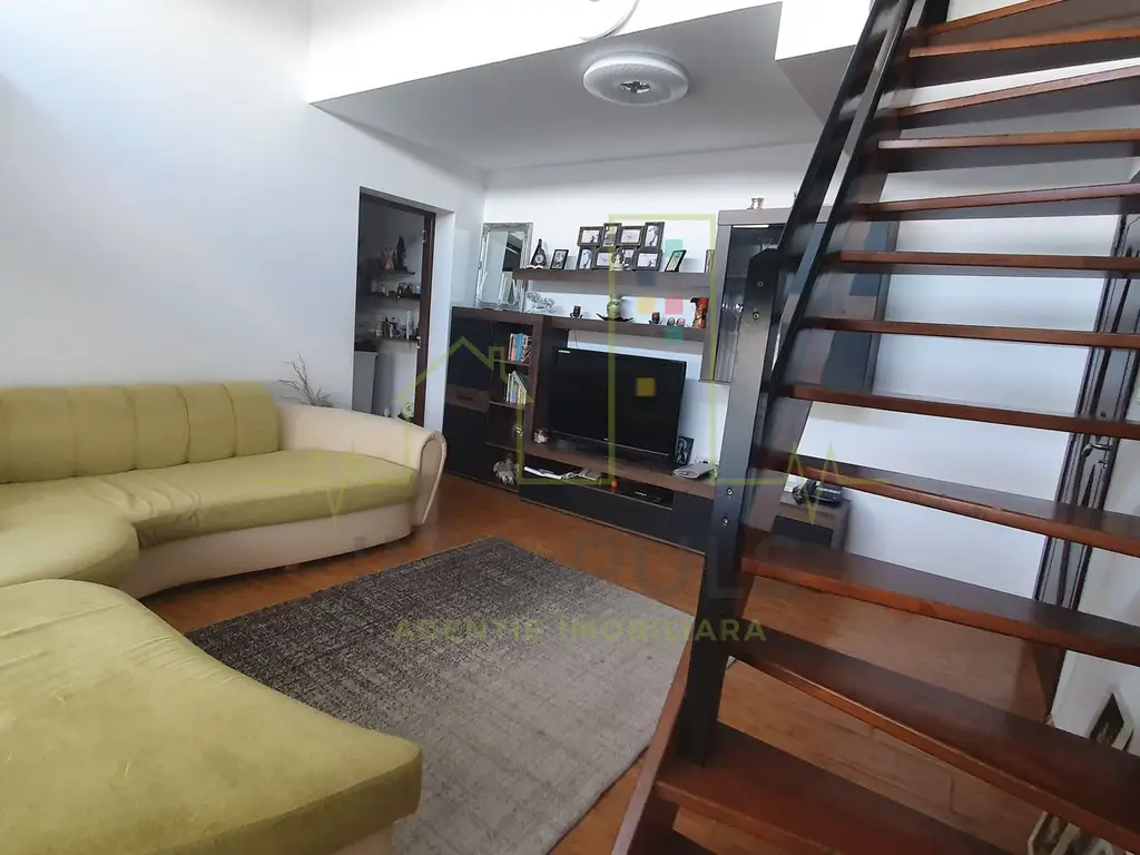 Apartament pe doua nivele cu scara interioara
