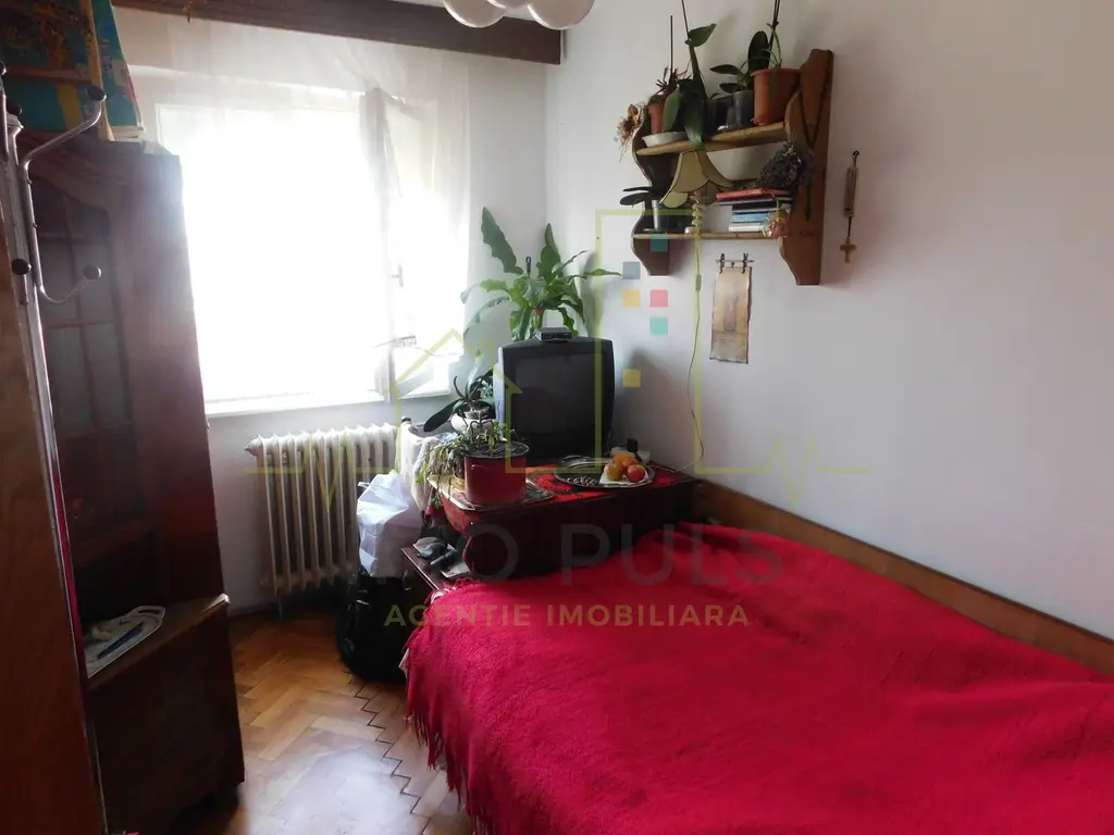 4 camere la pret de 3. Pozitie excelenta.