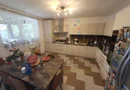 Casa + 5 apartamente + spatiu de inchiriat + parcari. Pretabil locuit + afacere