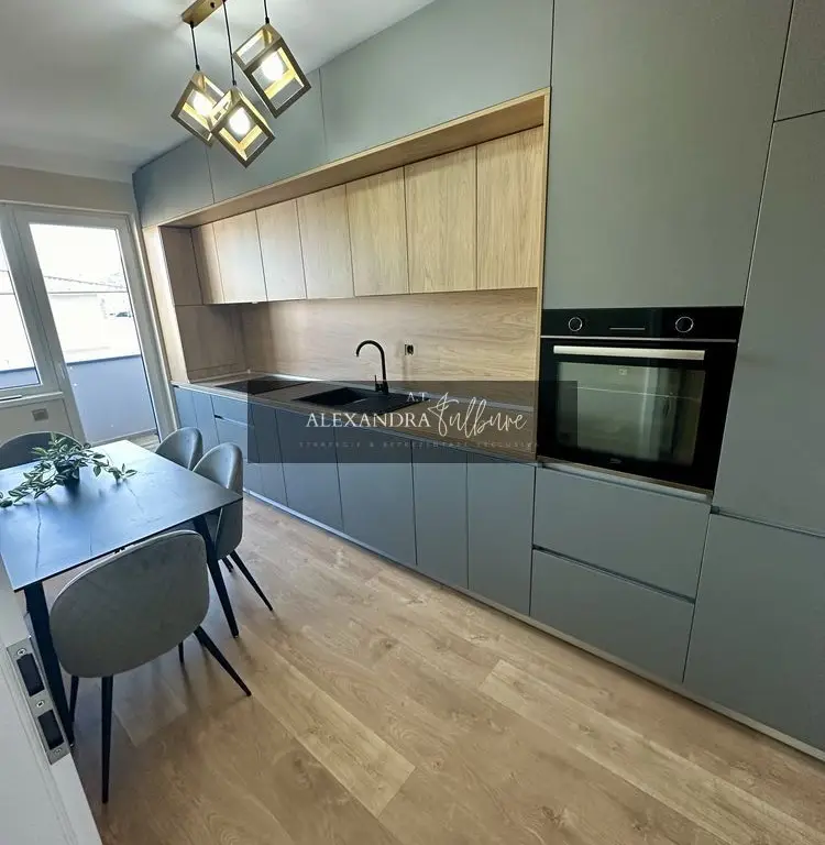 Apartament de vanzare 3 camere decomanda, balcon, parcare