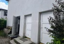 Spațiu industrial modern cu panouri fotovoltaice și acces TIR