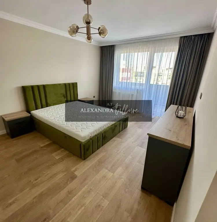 Apartament de vanzare 3 camere decomanda, balcon, parcare