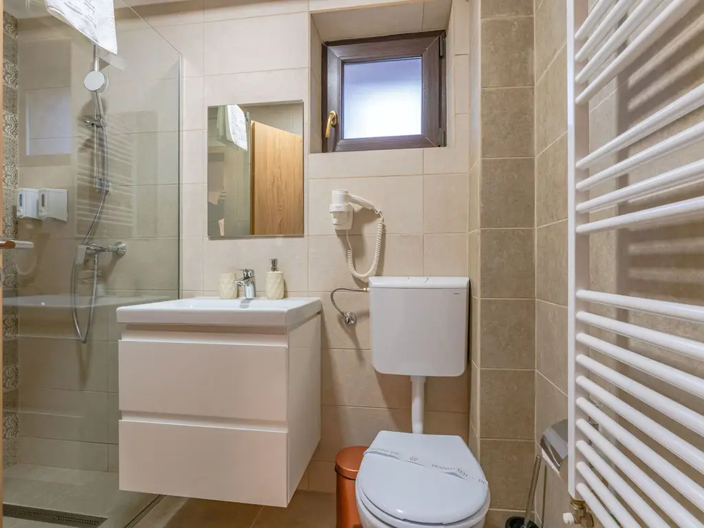 Pensiune Râșnov, 13 camere plus locuință proprietar, zonă Cetate