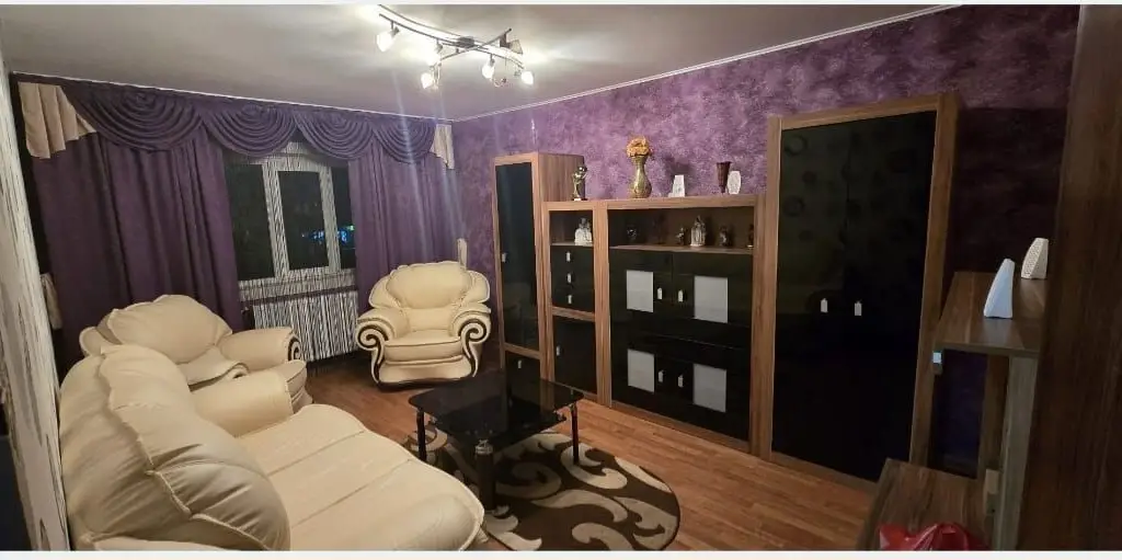 Apartament 2 camere decomandat, et.1, centru, mobilat, parcare