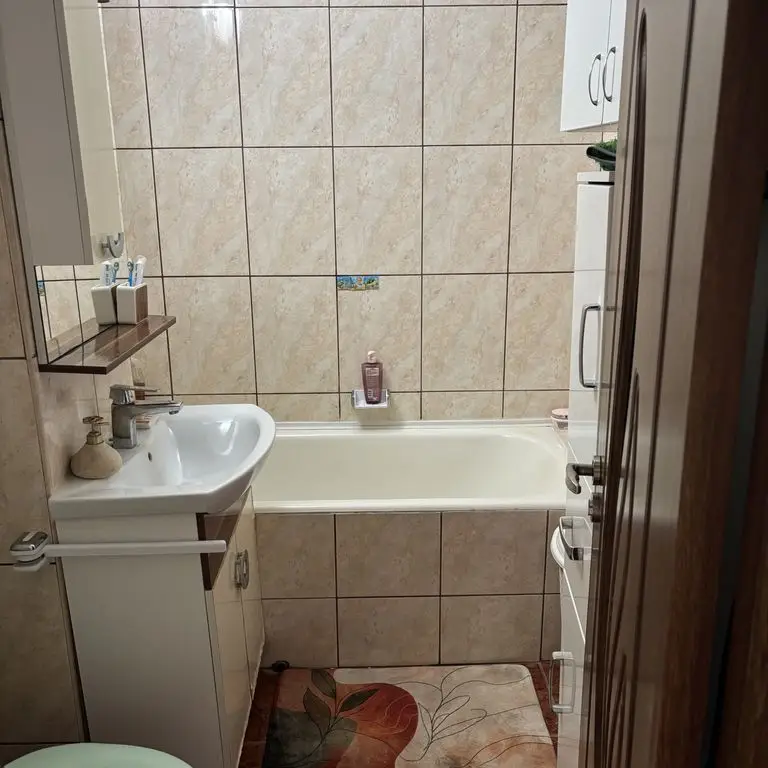 BRASADAS vinde ap 3 cam etaj 4/10 Micro 15 utilat mobilat.