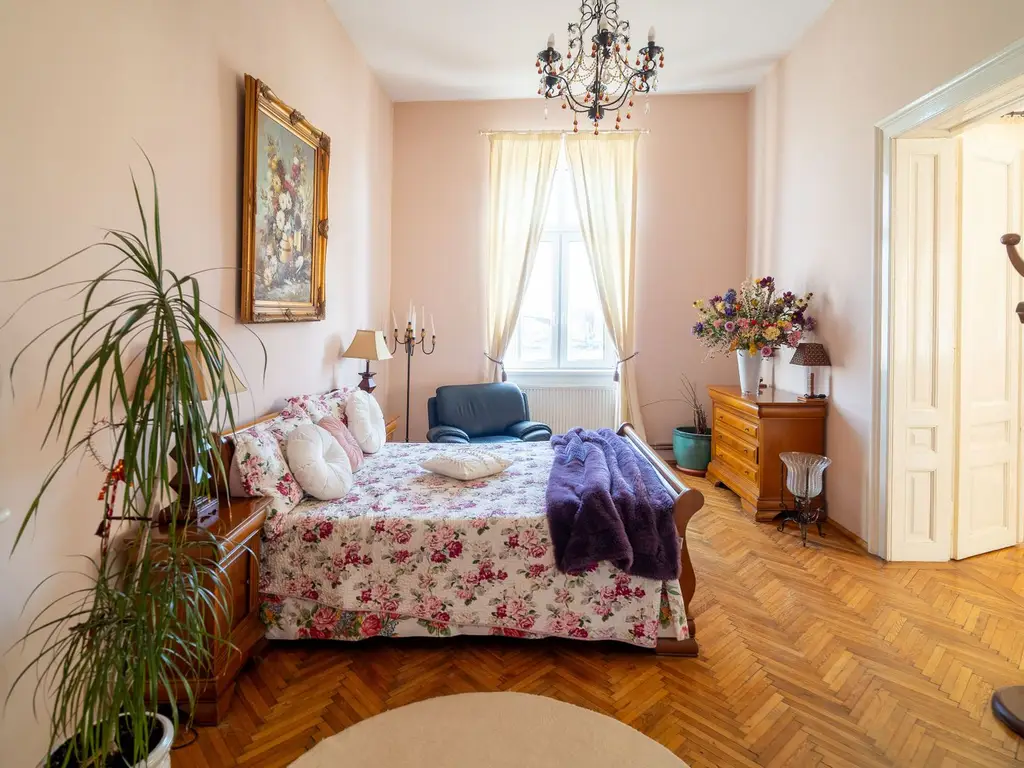 Apartament 4 cam, ultracentral, 170 mp. 289.000 E neg. Comision 0