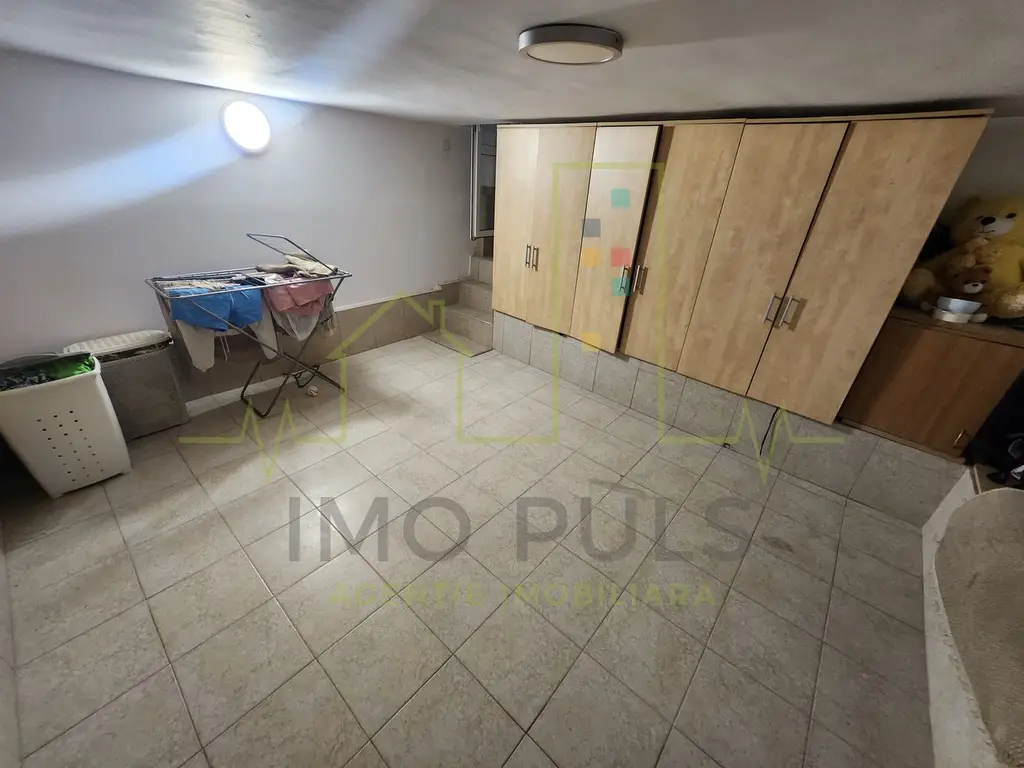 3 Camere. 2 Bai. Apartament pe 2 nivele. Pretabil investitie.