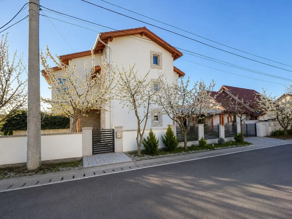 Duplex Spațios cu 3 Dormitoare și Curte Amenajată