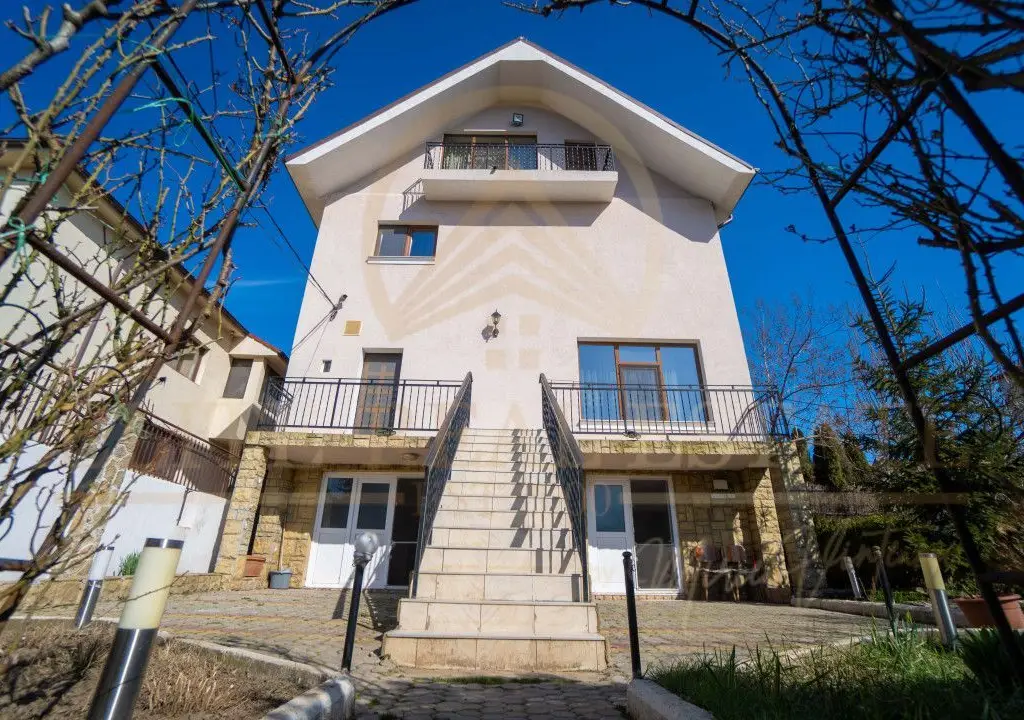 Agigea - Vila D+P+1E+M pe un teren de 772 mp cu o deschidere de 21,46 m.