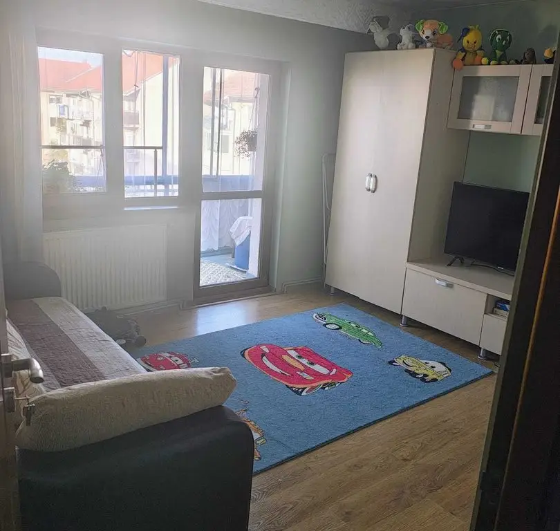 BRASADAS vinde ap 3 cam etaj 4/4 in Carpati 2.