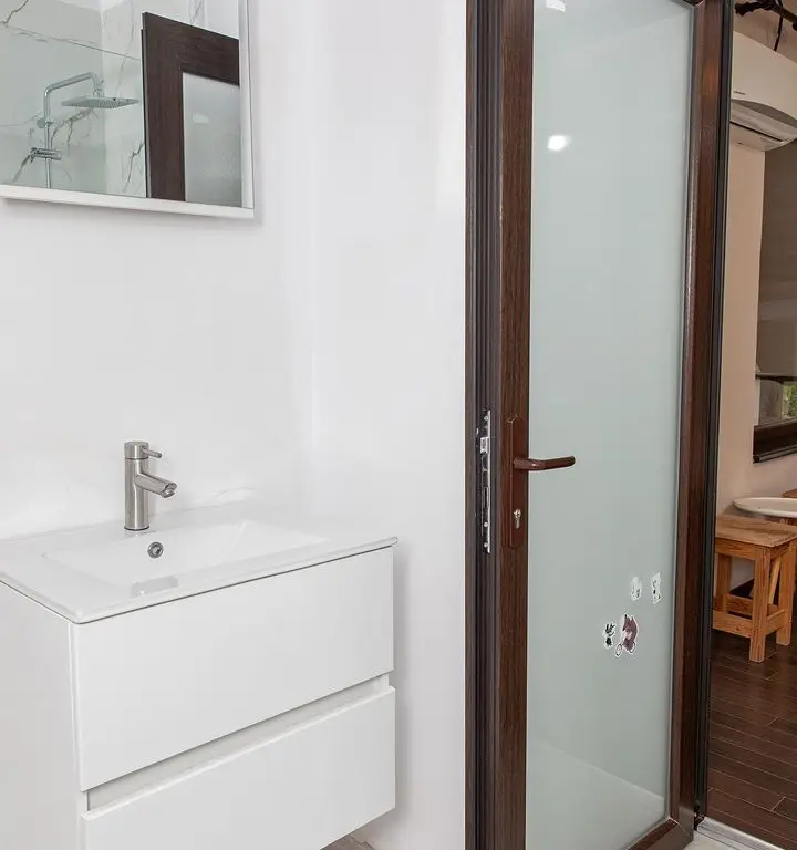 Vilă 5 dormitoare, 4 băi, 2 248mp teren, piscină. Preț: 229 000 E.