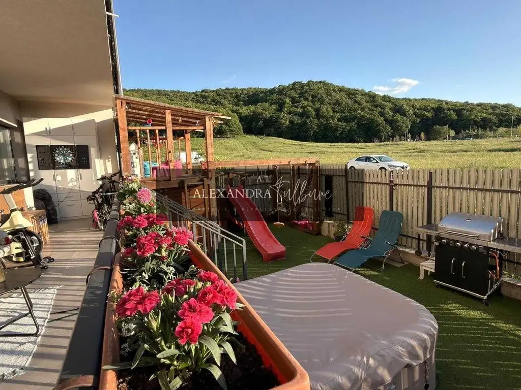 Apartament de vanzare 3 camere, 2 bai, gradina, parcare, Poligon