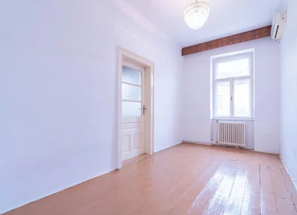 PRET NOU! Apartament la casă, ultracentral– curte proprie și garaj