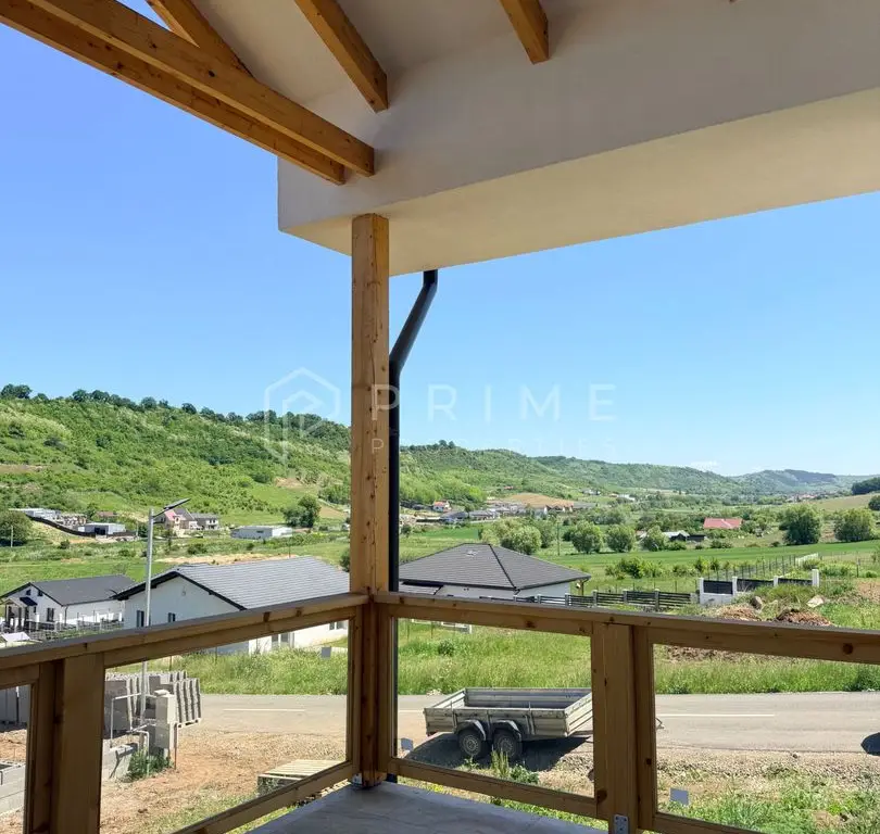 Vilă chalet modern cu perete panoramic de sticlă - Livezeni, Mureș