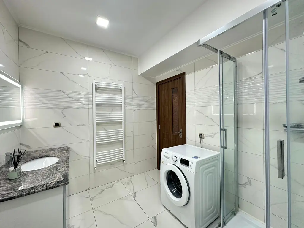 Vând apartament 3 camere 3 minute de Coresi complex ISARAN