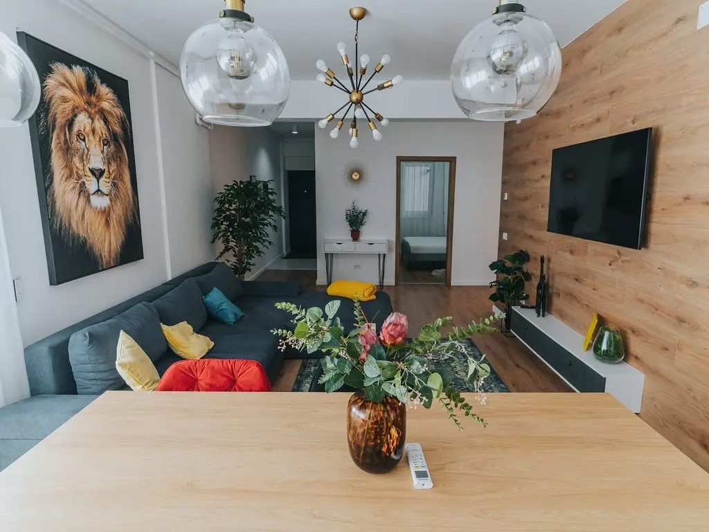 3 camere, ultracentral, Oradea. 235 000 E. Comision 0