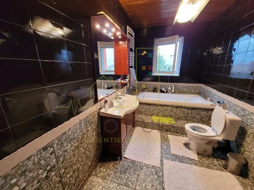 Casa individuala. Mobilata si utilata. Dispune de toate utilitatile.