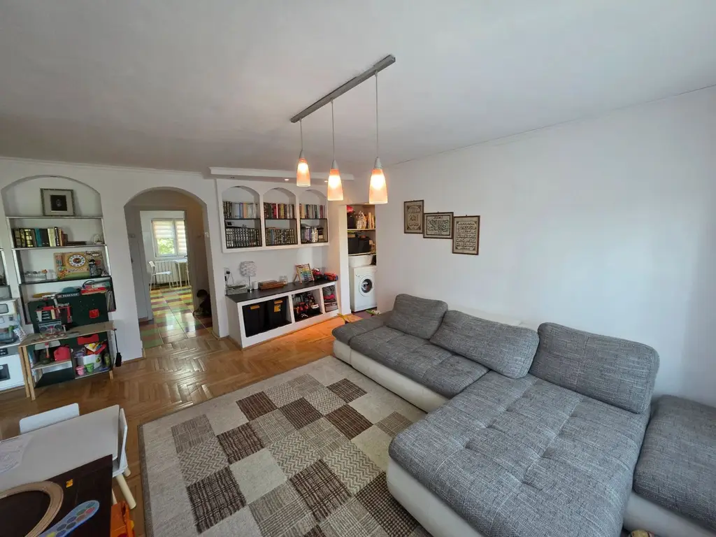 Vand apartament cu 4 camere aproape de centru
