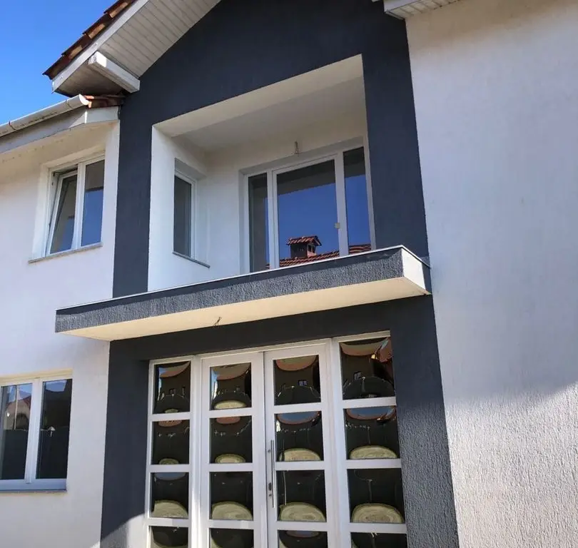 BRASADAS vinde casa în zona Micro 17 teren 9.5 ari 240mp.