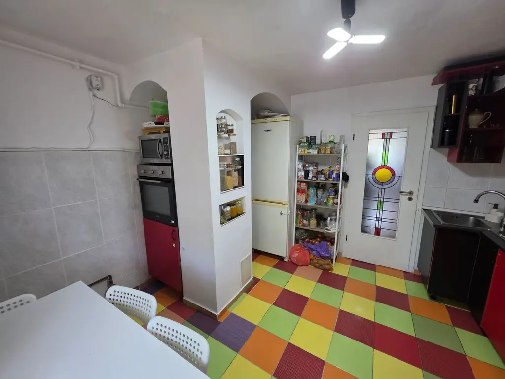 Vand apartament cu 4 camere aproape de centru