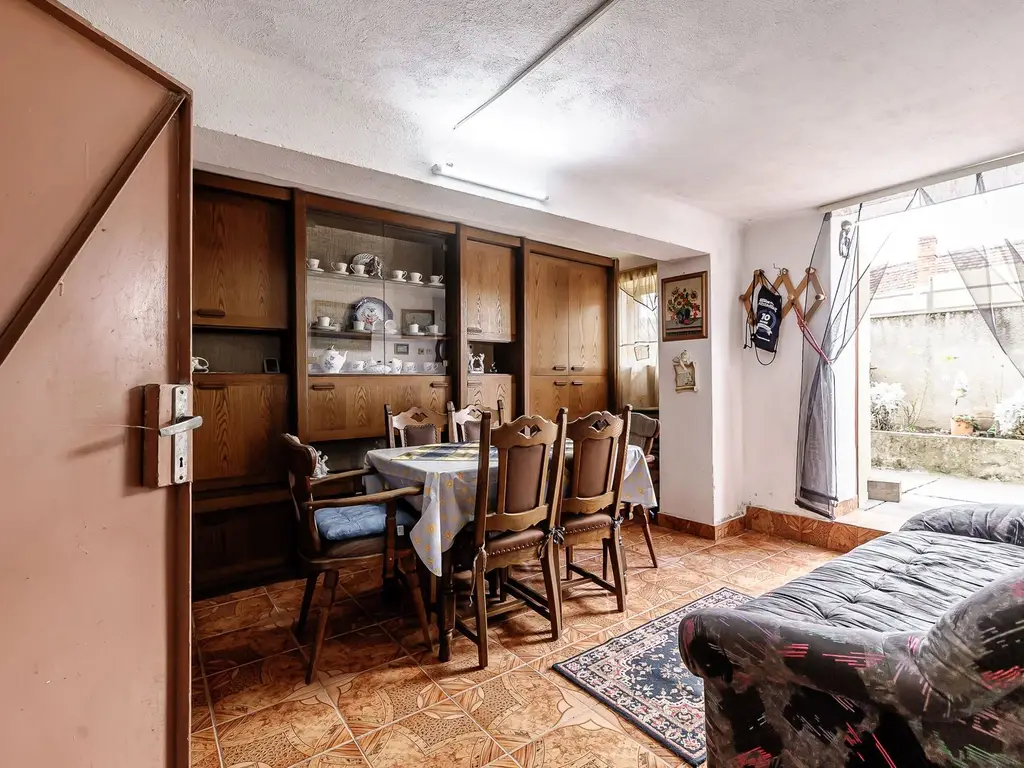 Casă din cărămidă cu 8 camere – zonă liniștită, LIPOVA