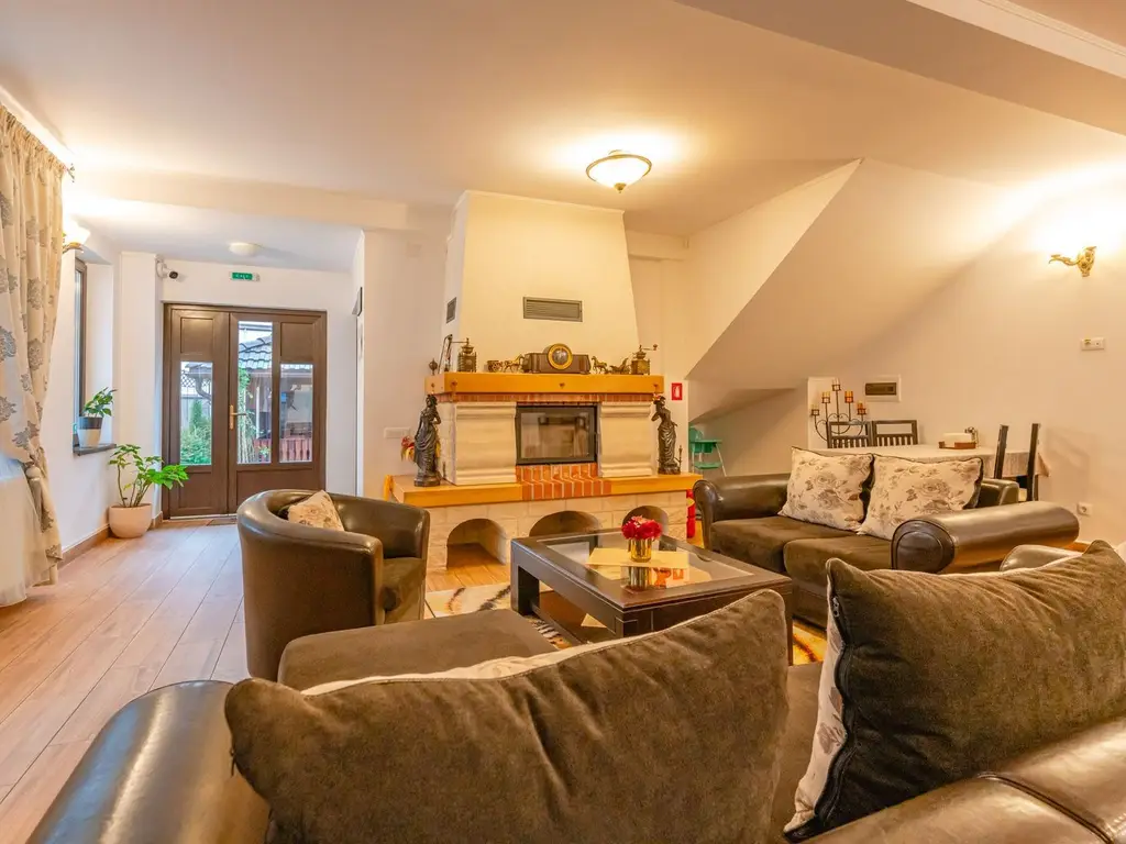 Pensiune Râșnov, 13 camere plus locuință proprietar, zonă Cetate