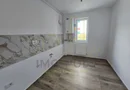 Apartament la parter cu balcon. Bucatarie separata. Loc de parcare