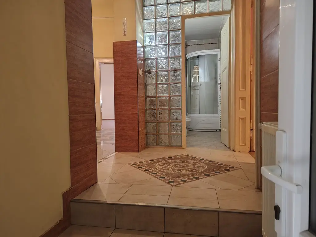 Apartament la casă cu front stradal,  str. M. Eminescu. 119 900 E.