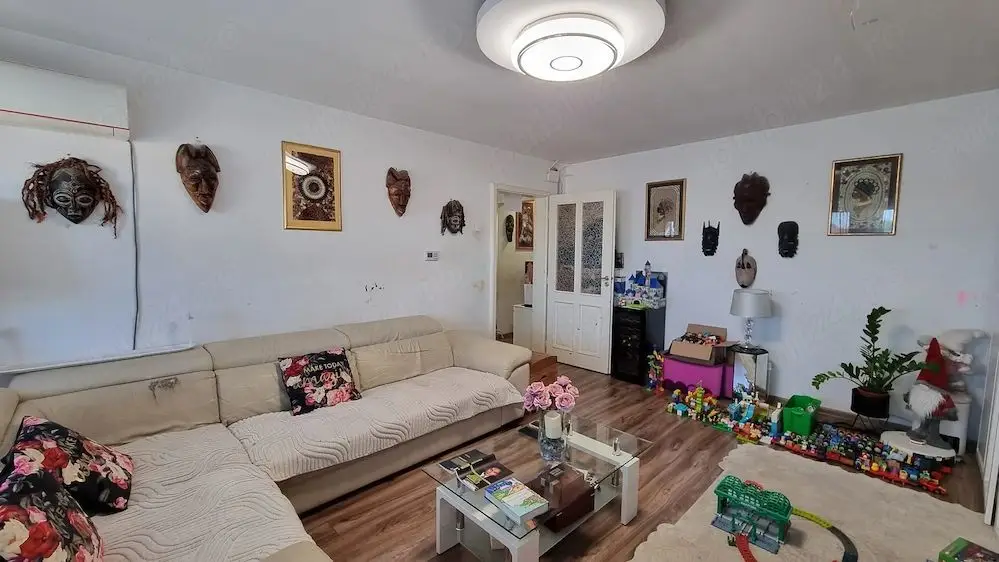 BRASADAS vinde ap 3 cam modernizat și parțial mobilat.