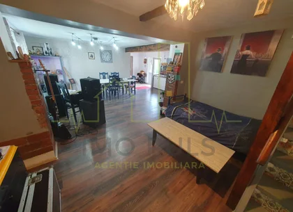 Casa individuala pe parter, cu pod foarte inalt amenajat.
