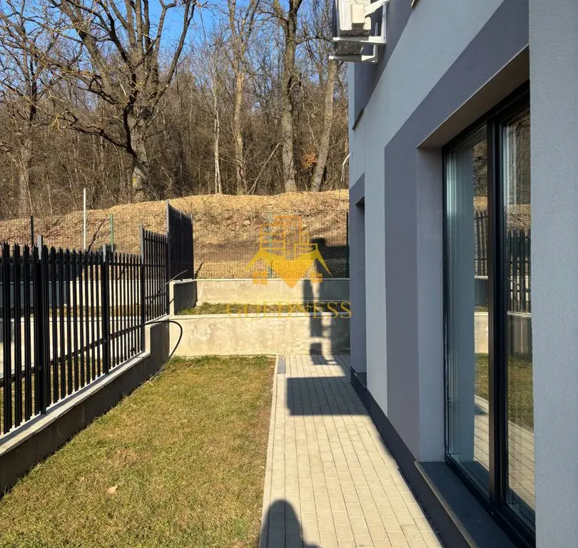 Duplex lux, de închiriat, 5 camere, parcare, curte, terasă,220mp teren