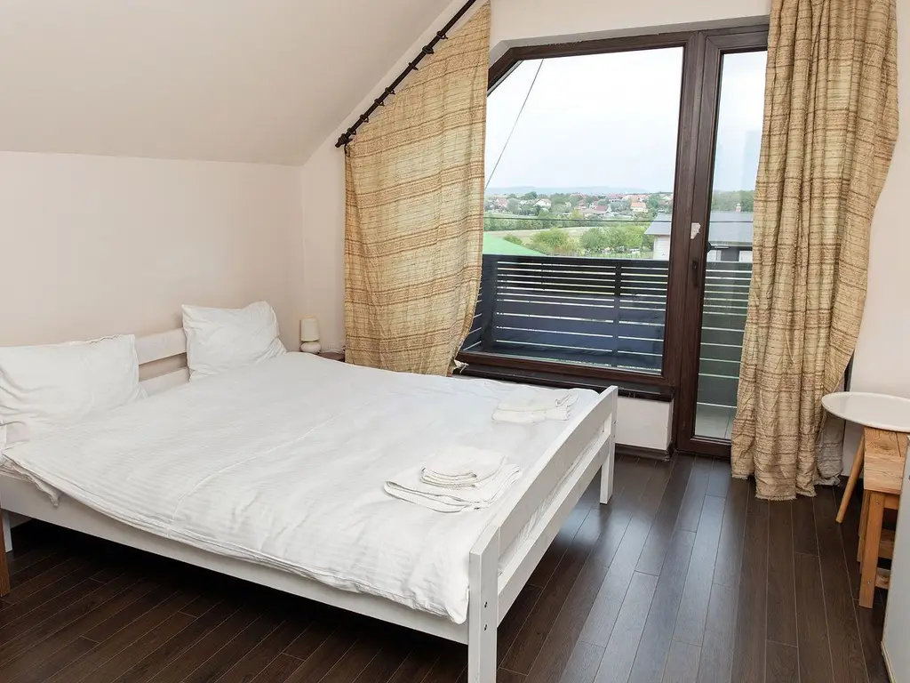 Vilă 5 dormitoare, 4 băi, 2 248mp teren, piscină. Preț: 229 000 E.