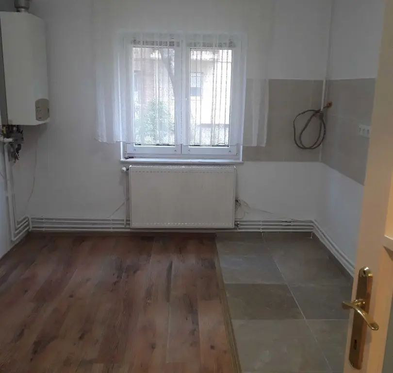 Vând apartament 3 camere , micro 17, destinație spțiu comercial