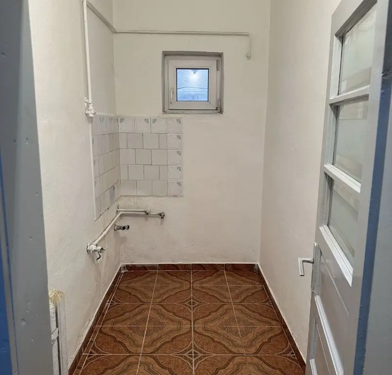 BRASADAS vinde PARTERUL unei case in zona Botizului.