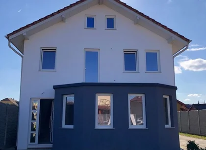 BRASADAS vinde casa în zona Micro 17 teren 9.5 ari 240mp.