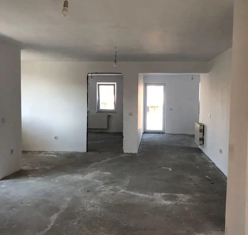BRASADAS vinde casa în zona Micro 17 teren 9.5 ari 240mp.