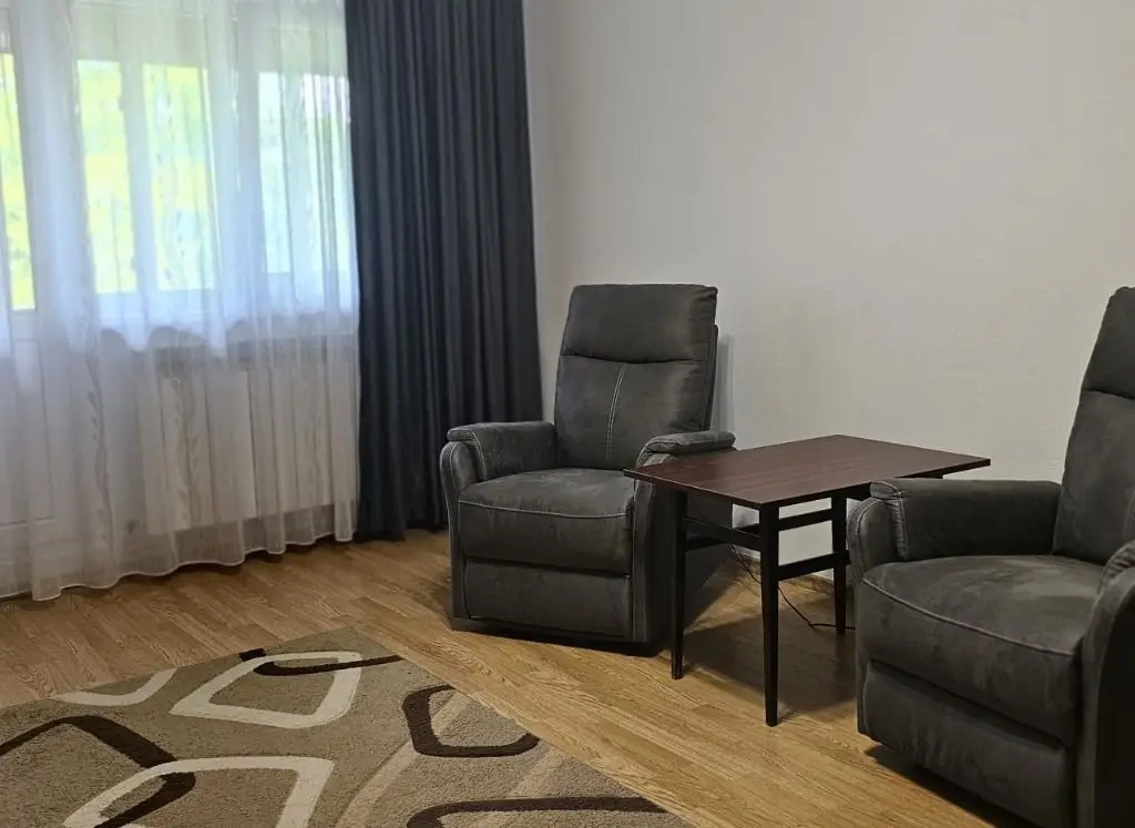 De inchiriat apartament cu 2 camere, etaj 4/4 Piata Centrala, 360 euro
