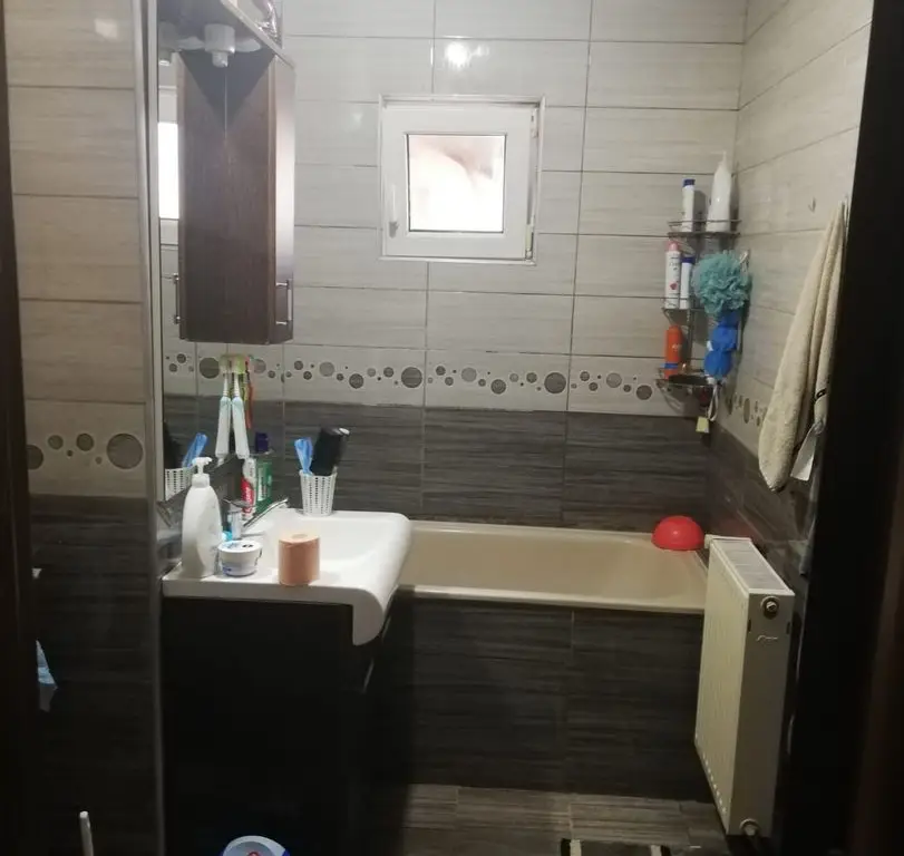 ageuropa.ro vinde ap 3 cam DECOMANDATE în Carpați 2 la etajul 4.