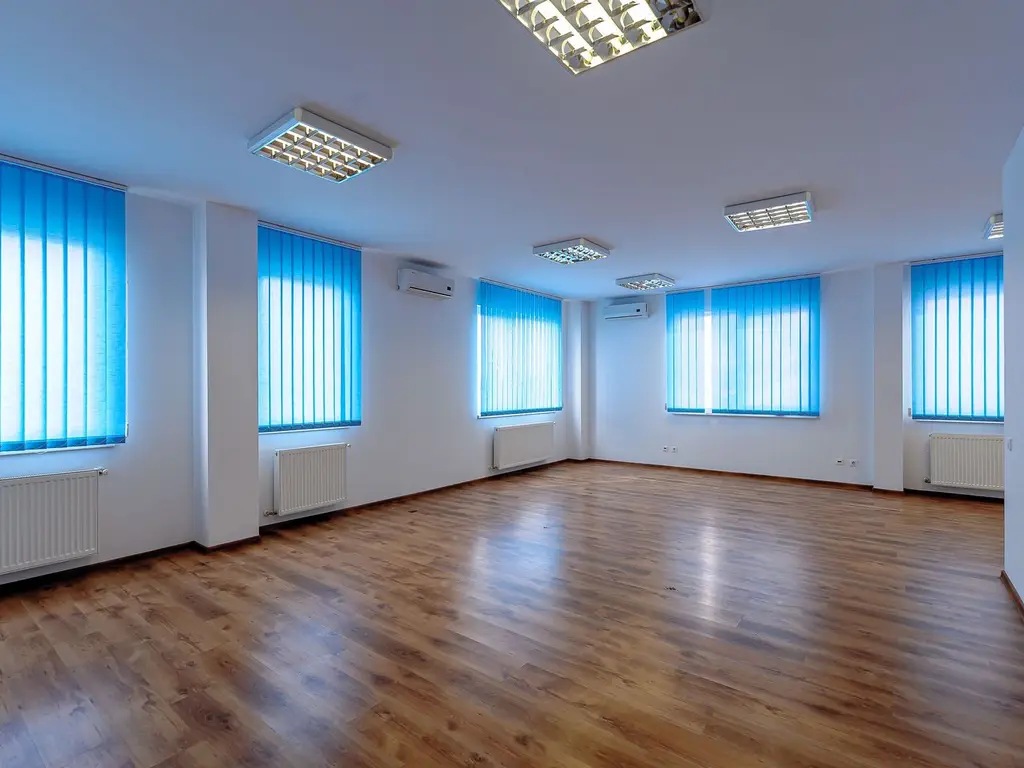Clădire de birouri cu 12 parcări în incintă privată, UTA2, Arad