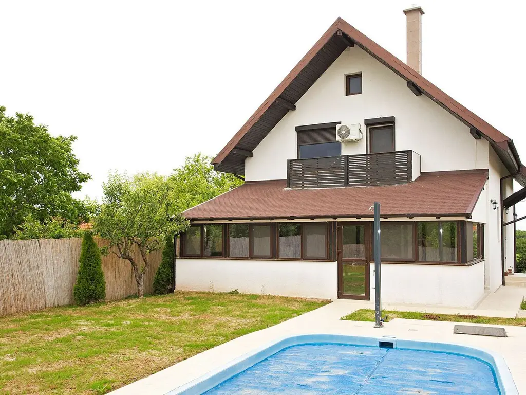 Vilă 5 dormitoare, 4 băi, 2 248mp teren, piscină. Preț: 229 000 E.