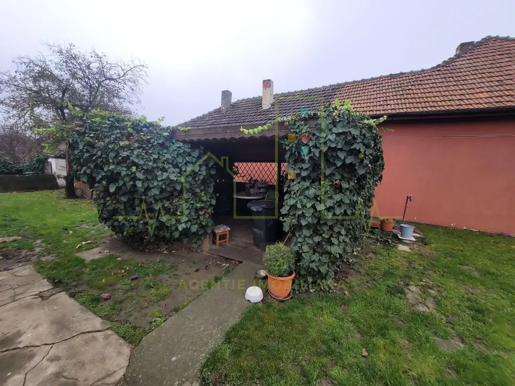 Casa in Ronat compartimentata in 2 apartamente cu intrari separate
