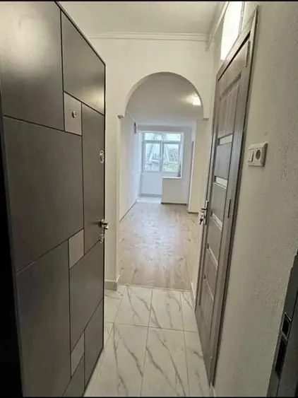 BRASADAS vinde garsoniera pe Ostrovului la etajul 4/4.