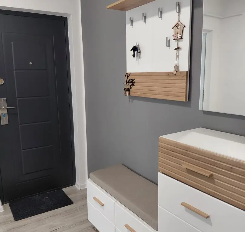 Vanzare - apartament cu 3 camere, Micro 16, renovat, mobilat nou