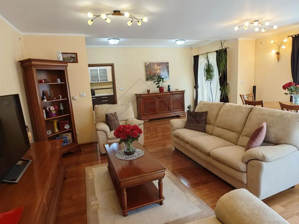 Casa mare. Posibil si clinica, camin batrani, invatamant, sediu firma.