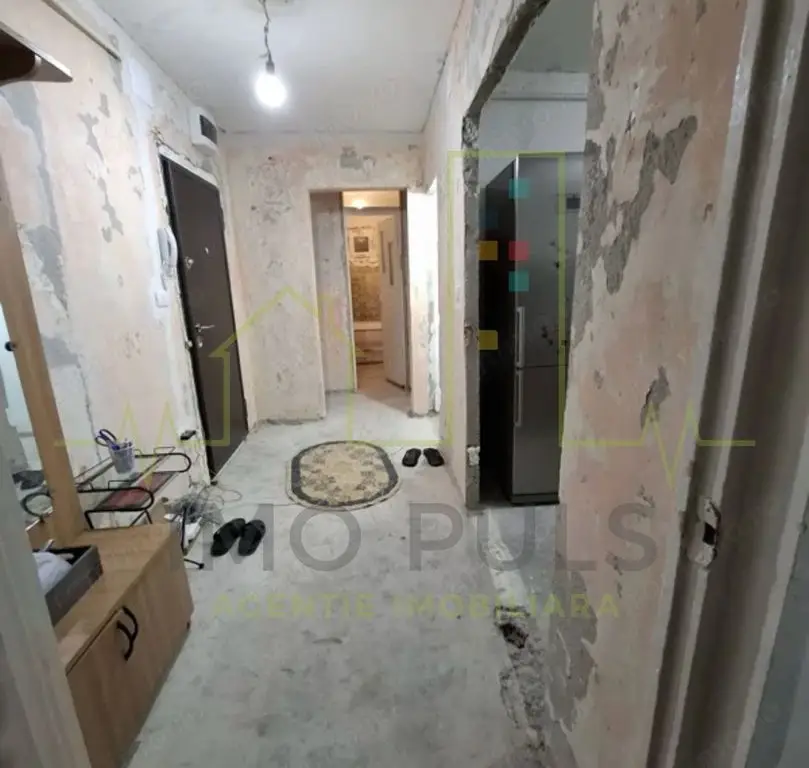 Aradului. Decomandat. 53.58 mp utili + balcon. Centrala proprie