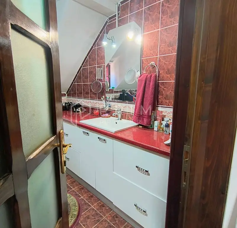 Casa perfectă pentru familie – curte, foișor cu grătar și garaj triplu